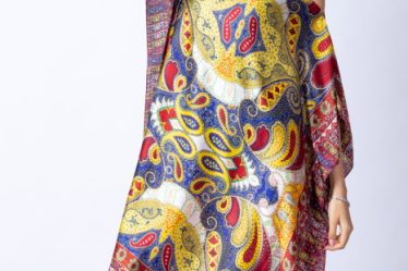 Rochie de plaja tip poncho din matase cu imprimeu arabesque pe fond bordo - albastru