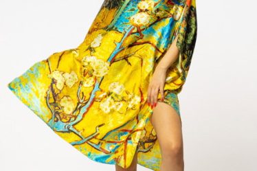 Rochie de plaja tip poncho din matase cu imprimeu inspirat din pictura moderna cu galben si albastru