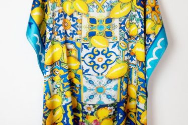 Rochie de plaja tip poncho din matase cu imprimeu mediteranean cu lamai pe alb
