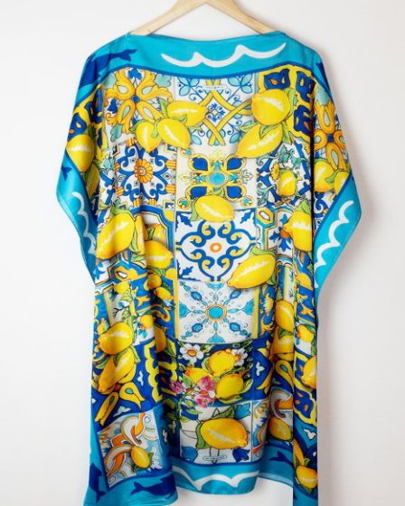 Rochie de plaja tip poncho din matase cu imprimeu mediteranean cu lamai pe alb