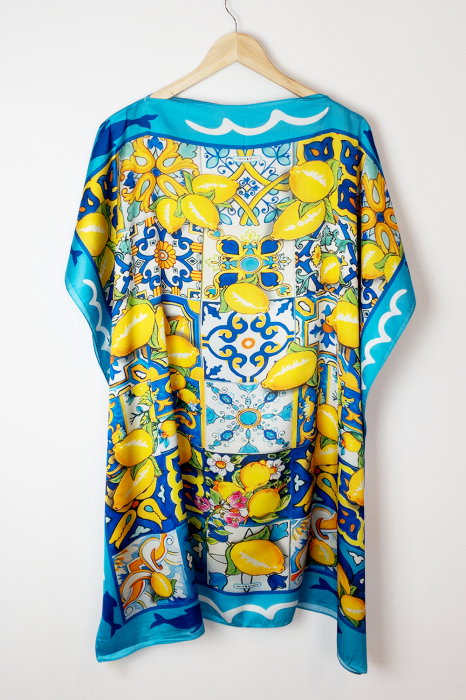 Rochie de plaja tip poncho din matase cu imprimeu mediteranean cu lamai pe alb