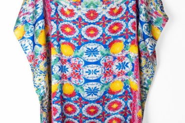 Rochie de plaja tip poncho din matase cu imprimeu mediteranean cu lamai pe alb si fucsia