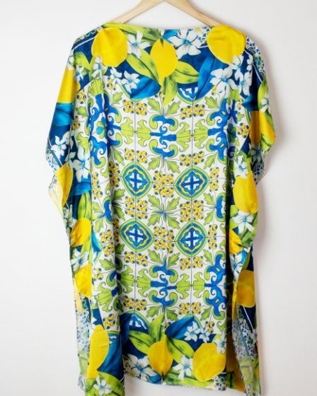 Rochie de plaja tip poncho din matase cu imprimeu mediteranean cu lamai pe alb