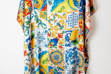 Rochie de plaja tip poncho din matase cu imprimeu model marocan cu lamai in culori vibrante