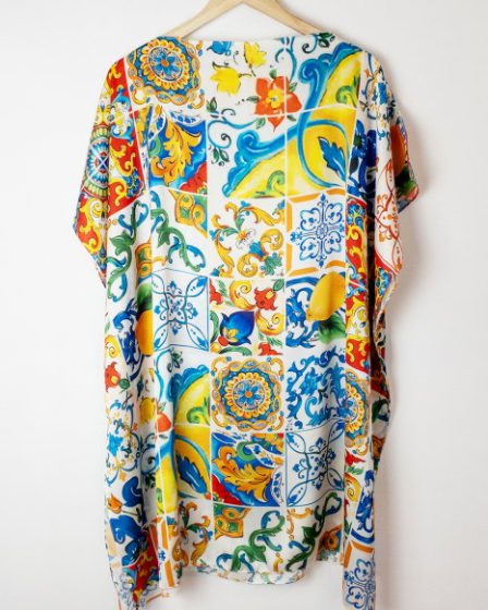 Rochie de plaja tip poncho din matase cu imprimeu model marocan cu lamai in culori vibrante