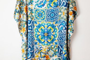 Rochie de plaja tip poncho din matase cu imprimeu model marocan in culori vibrante predominant albastru