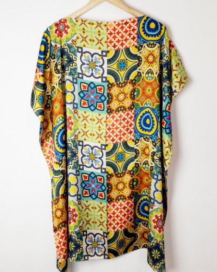 Rochie de plaja tip poncho din matase cu imprimeu model marocan in culori vibrante