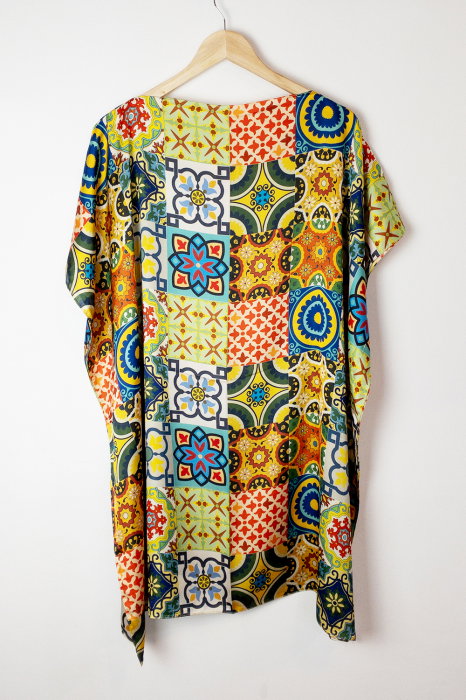 Rochie de plaja tip poncho din matase cu imprimeu model marocan in culori vibrante