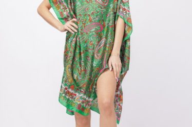 Rochie de plaja tip poncho din matase cu imprimeu paisley pe fond verde
