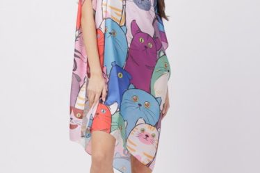 Rochie de plaja tip poncho din matase cu imprimeu pisici multicolore