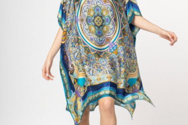 Rochie de plaja tip poncho din matase cu mandala centrala pe fond albastru