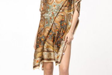 Rochie de plaja tip poncho din matase cu motive orientale pe fond bej