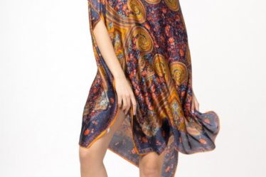Rochie de plaja tip poncho din matase cu motive orientale pe fond bleumarin