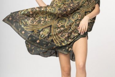 Rochie de plaja tip poncho din matase cu motive orientale pe fond negru