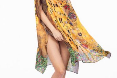 Rochie de plaja tip poncho din matase cu reproducere dupa   Sarutul    de Gustav Klimt