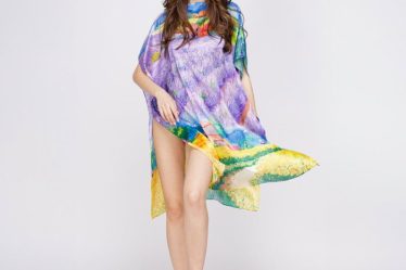 Rochie de plaja tip poncho din matase cu reproducere dupa o pictura cu campuri de lavanda