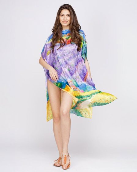 Rochie de plaja tip poncho din matase cu reproducere dupa o pictura cu campuri de lavanda