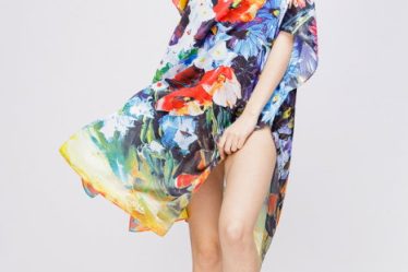 Rochie de plaja tip poncho din matase cu reproducere dupa o pictura cu maci