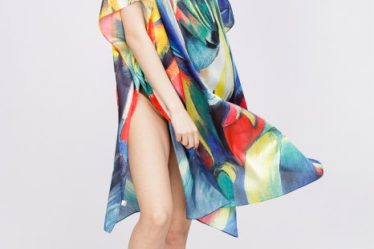 Rochie de plaja tip poncho din matase cu reproducere dupa o pictura moderna