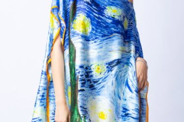 Rochie de plaja tip poncho din matase cu stilizare   Noaptea Instelata   pe fond albastru