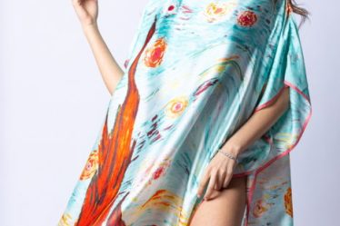 Rochie de plaja tip poncho din matase cu stilizare   Noaptea Instelata   pe fond aqua