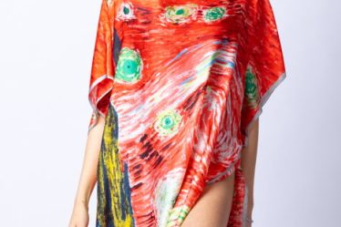 Rochie de plaja tip poncho din matase cu stilizare   Noaptea Instelata   pe fond rosu