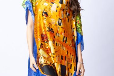 Rochie de plaja tip poncho din matase cu stilizare   Sarutul   pe fond albastru