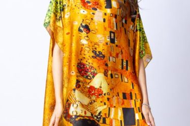 Rochie de plaja tip poncho din matase cu stilizare   Sarutul   pe fond galben