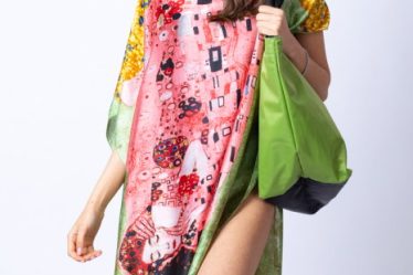 Rochie de plaja tip poncho din matase cu stilizare   Sarutul   pe fond verde