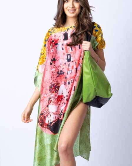 Rochie de plaja tip poncho din matase cu stilizare   Sarutul   pe fond verde