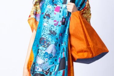 Rochie de plaja tip poncho din matase cu stilizare   Sarutul   turcoaz pe fond portocaliu