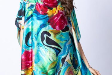 Rochie de plaja tip poncho din matase cu trandafiri fucsia pe fond turcoaz