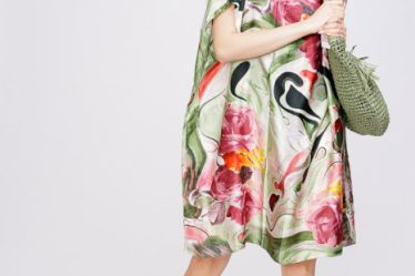 Rochie de plaja tip poncho din matase cu trandafiri fucsia pe fond verde