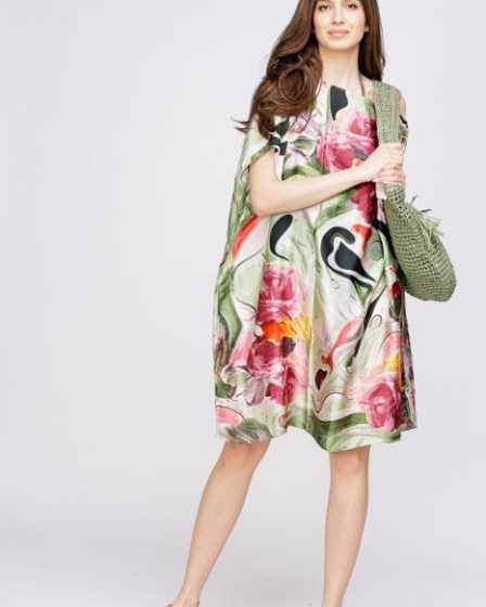 Rochie de plaja tip poncho din matase cu trandafiri fucsia pe fond verde