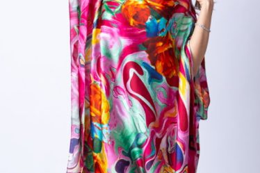 Rochie de plaja tip poncho din matase cu trandafiri orange pe fond fucsia