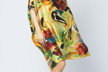 Rochie de plaja tip poncho din matase cu trandafiri pe fond galben
