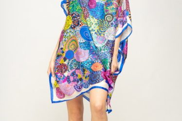 Rochie de plaja tip poncho din matase imprimat cu mandale multicolore cu albastru si alb pe margine