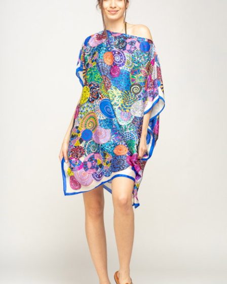 Rochie de plaja tip poncho din matase imprimat cu mandale multicolore cu albastru si alb pe margine