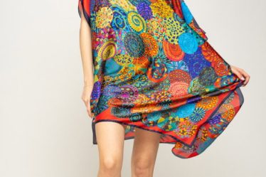 Rochie de plaja tip poncho din matase imprimat cu mandale multicolore cu rosu si bleumarin pe margine