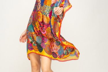 Rochie de plaja tip poncho din matase imprimat cu mandale multicolore cu rosu si galben pe margine