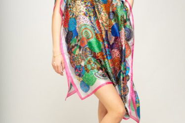 Rochie de plaja tip poncho din matase imprimat cu mandale multicolore cu roz si alb pe margine