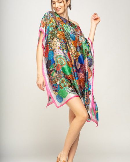 Rochie de plaja tip poncho din matase imprimat cu mandale multicolore cu roz si alb pe margine