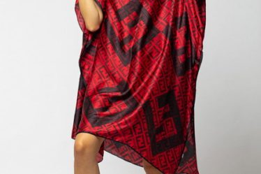 Rochie de plaja tip poncho din matase imprimat cu model geometric rosu si negru