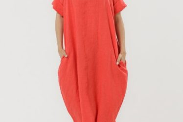 Rochie din in rosu corai cu croiala oversized si guler lejer