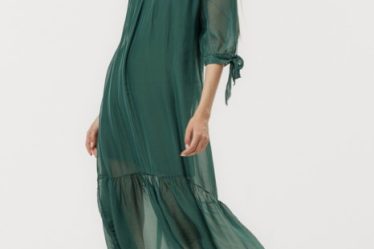 Rochie din matase si vascoza cu detalii feminine si croiala lejera