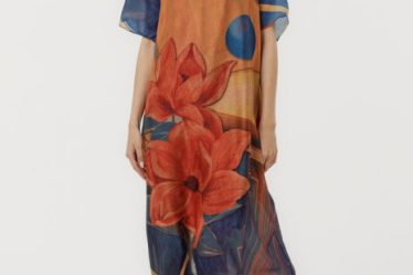 Rochie eleganta satinata A-line cu croiala lejera si imprimeu floral in tonuri de oranj-albastru-rosu