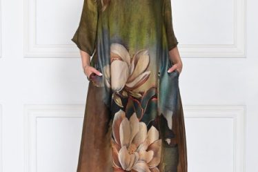 Rochie eleganta satinata A-line cu imprimeu floral artistic si croi lejer fluid