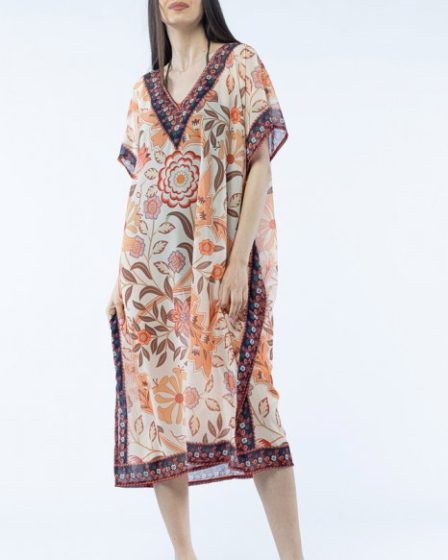 Rochie lunga de plaja tip poncho cu flori mari pe fond bej
