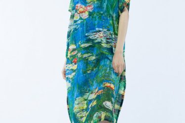 Rochie lunga de plaja tip poncho cu imprimeu dupa   Nuferii   de Claude Monet