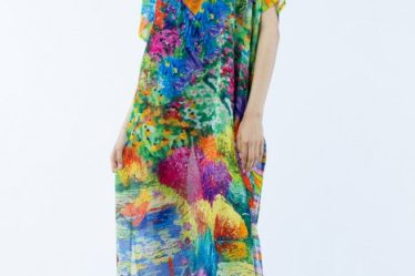 Rochie lunga de plaja tip poncho cu imprimeu dupa un peisaj campenesc cu gradini inflorite